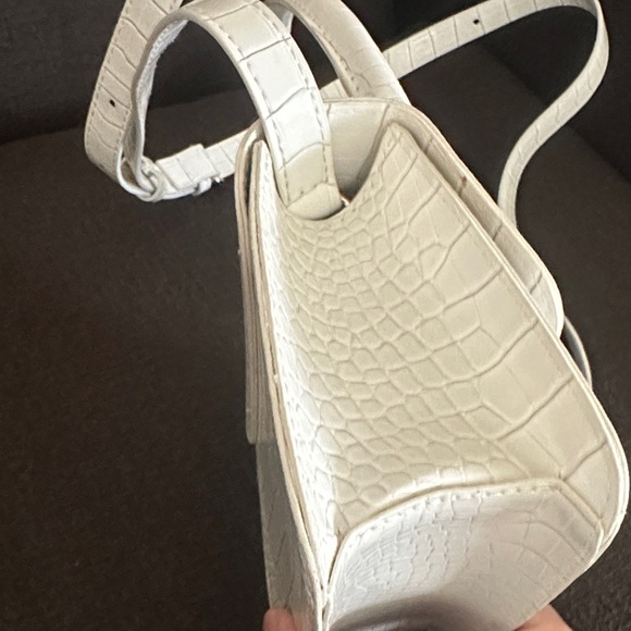 Like New Elegant White Crocodile-Embossed Handbag with crossbody strap. . - Picture 7 of 8